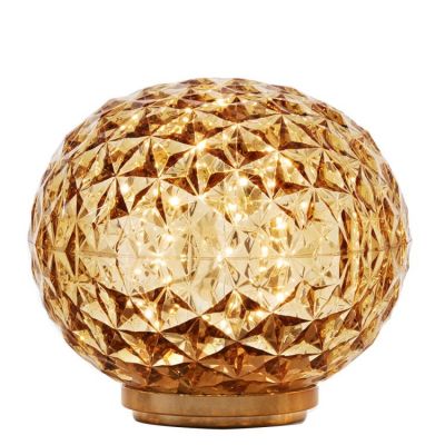 Gelbe Mini Planet LED Tischleuchte von Kartell, moderne Akku-Lampe mit Facettenmuster.